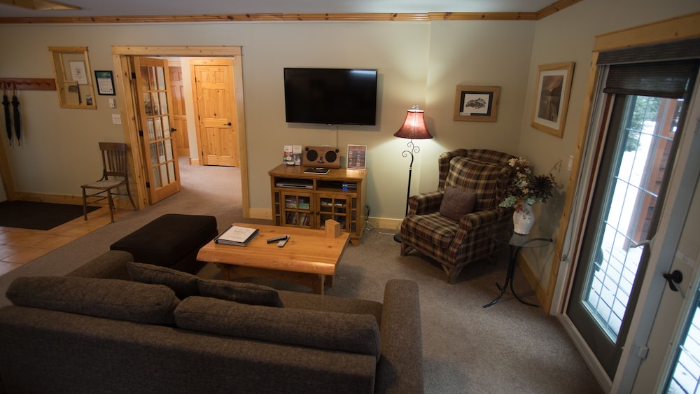 Cedar House Restaurant & Chalets