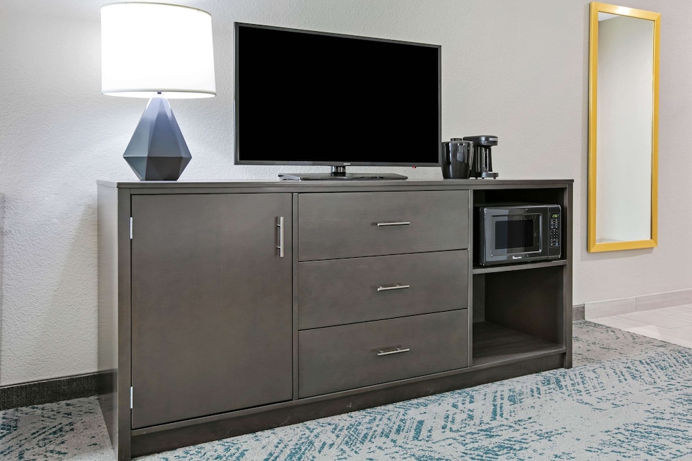 La Quinta Inn  Suites by Wyndham DFW West-Glade Parks - Property Image 12