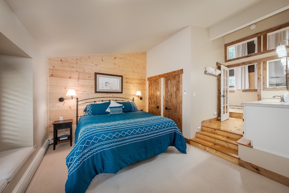 Winterwood 5 2 Bedroom Townhouse by RedAwning view 5