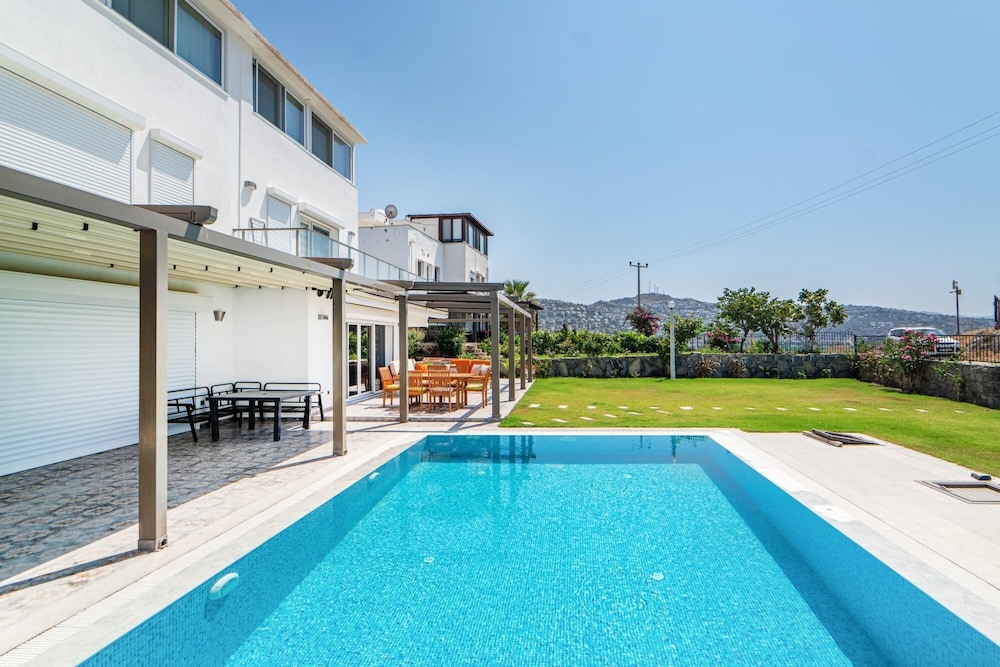 Villa w Pool Garden Patio 1 min to Beach in Bodrum view 2