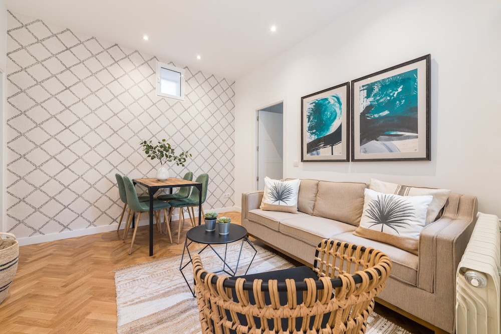 4pax. With 2 Bds. & 2 Bathrooms Next to Atocha Train Station view 4