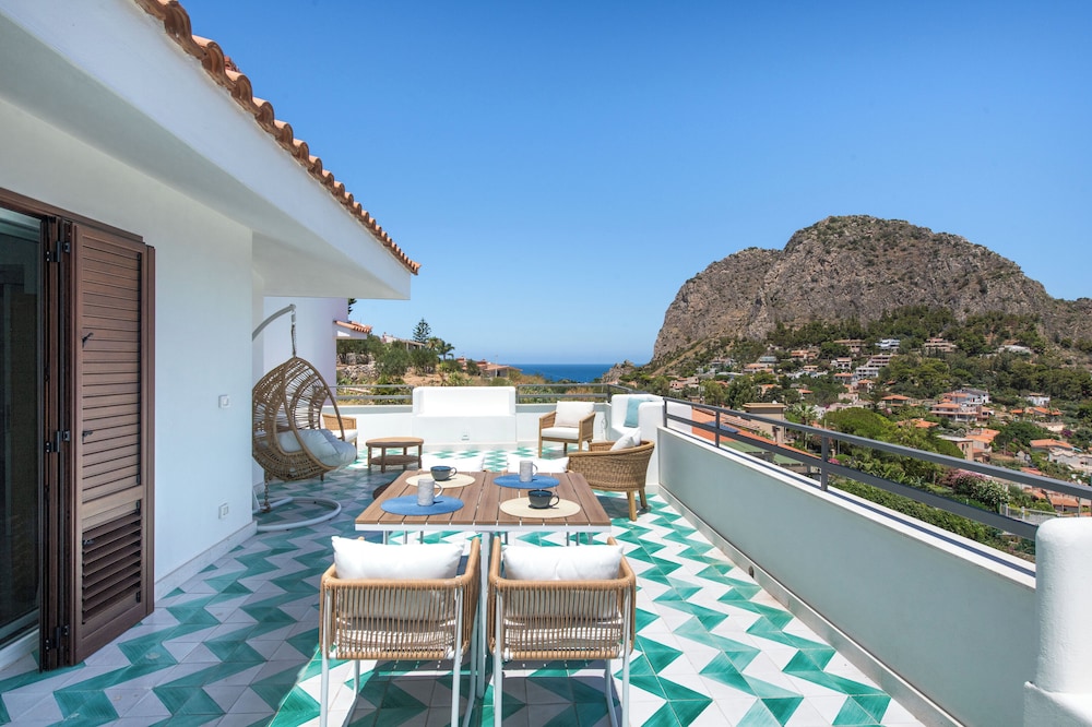 Sea Frame Design Apartments with Pool by Wonderful Italy