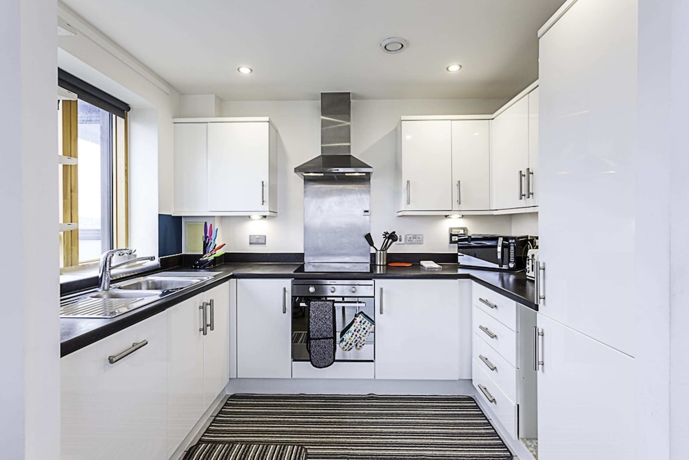 Trendy Queen's Park Apartment With Views Across London