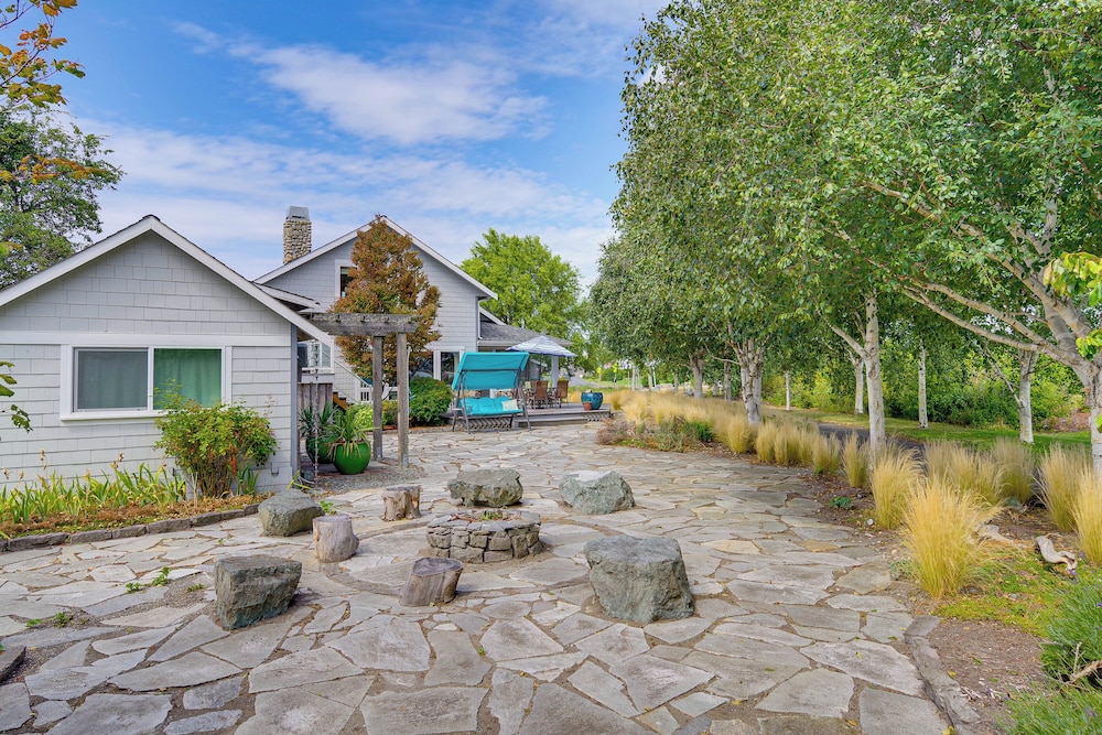 Steps to Beach: Home w/ Hot Tub in Oak Harbor!