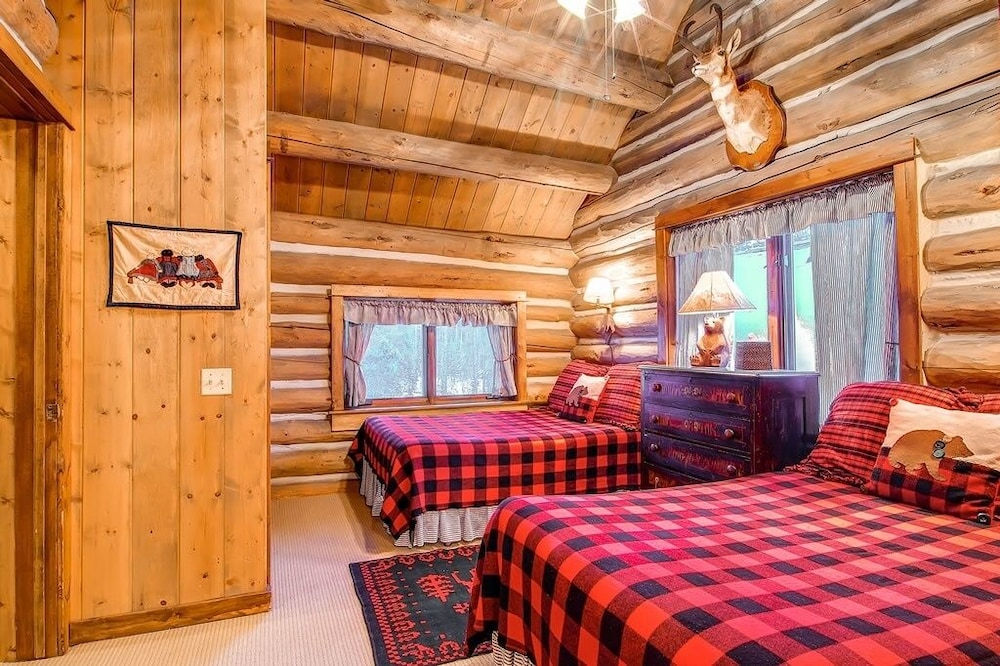 Bear Lodge 6 Bedroom Home by RedAwning
