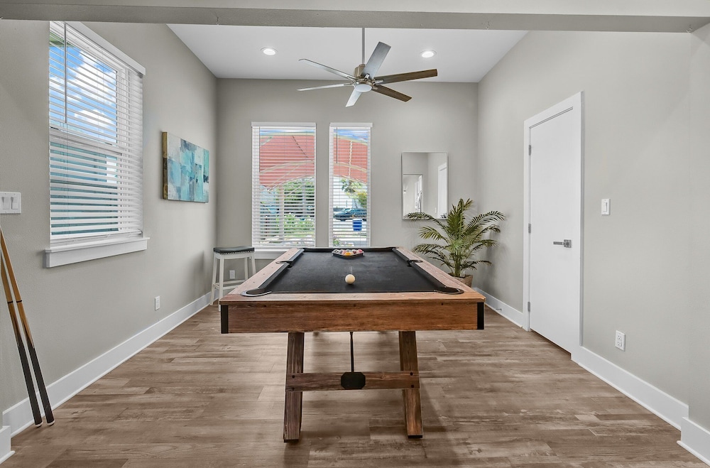 Waterfront Condo With Rooftop + Pool + Boat Slips