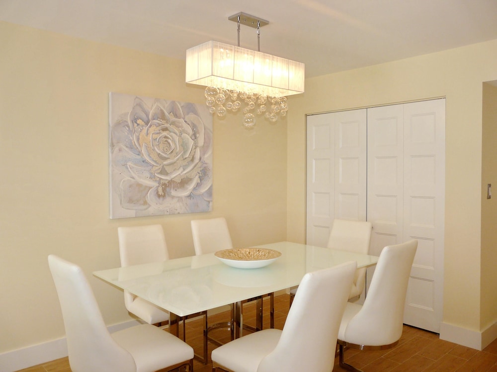 Inviting Condo on Beach With Pool and Tennis Courts view 3
