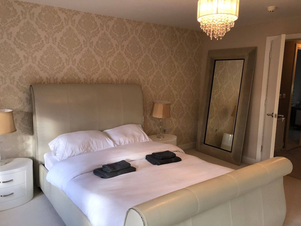 Room-cozy Sheffield Guest Room With Shar