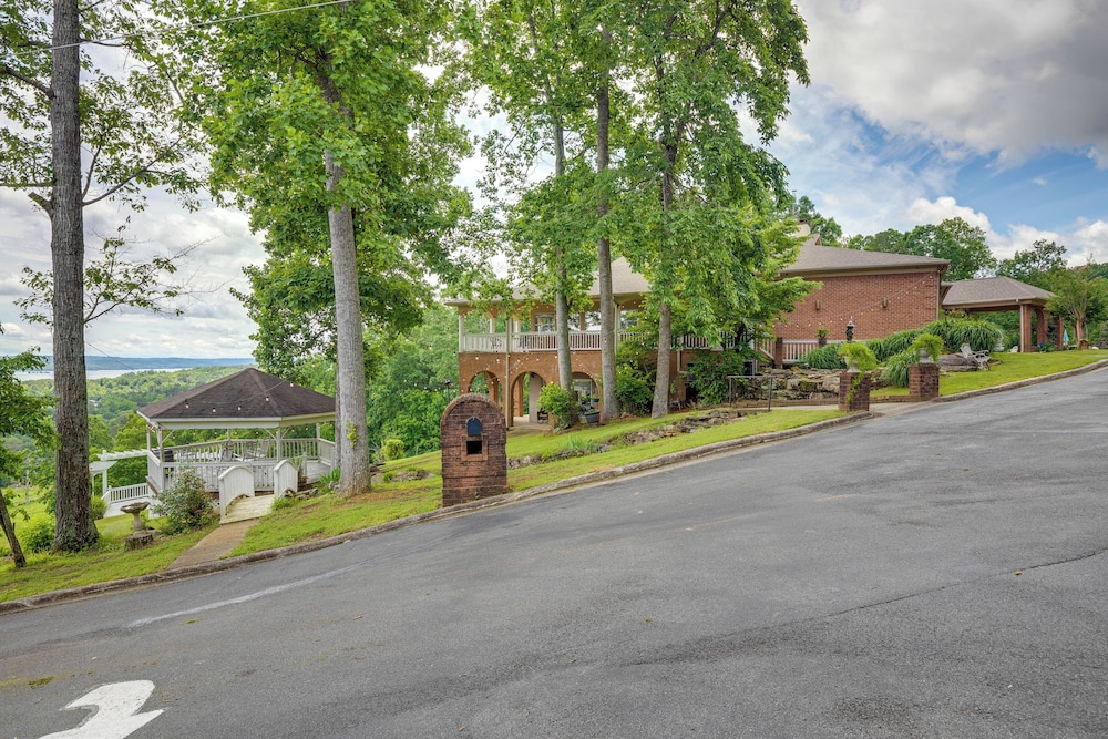 1 Mi to Lake Guntersville: Scenic Condo Retreat!