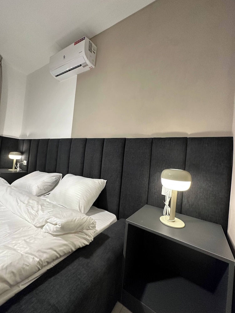 Stylish Luxe Apartment Fr 0003 view 3