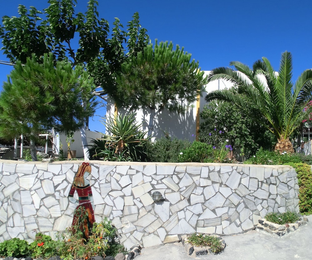 Santorini Camping & Hostel