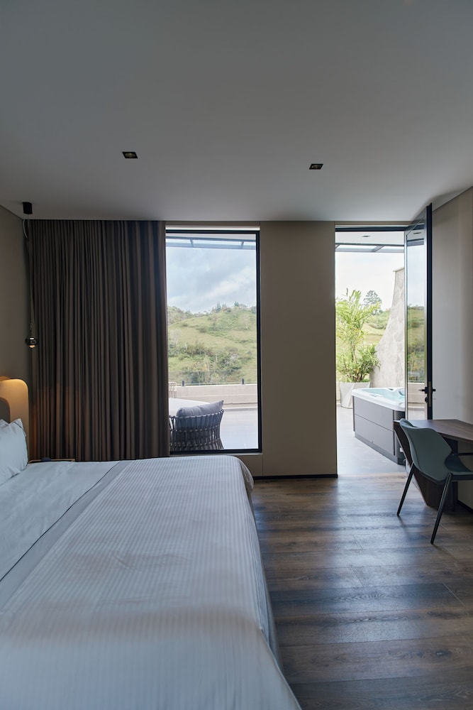Roka Hotel