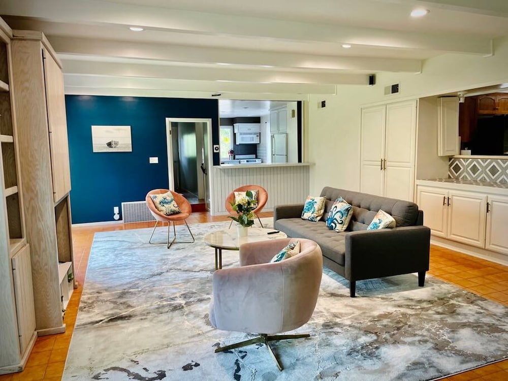 Pacific Dreams at Woodland Hills Distinguished 8 Br 6 5 BA Residence With Pool and Spa Sleeps 16