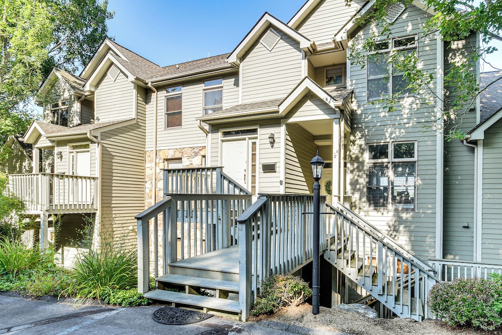 Condo w/ Private Balcony 6 Mi to Pisgah NF!