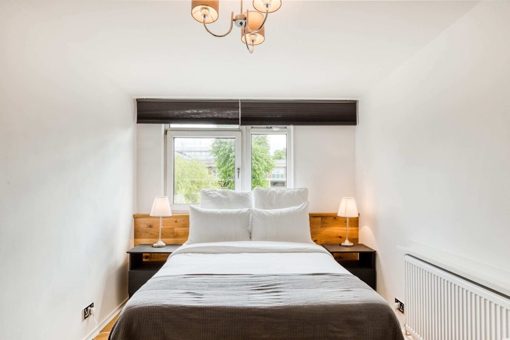 Homely 4 Bedroom House in Brixton