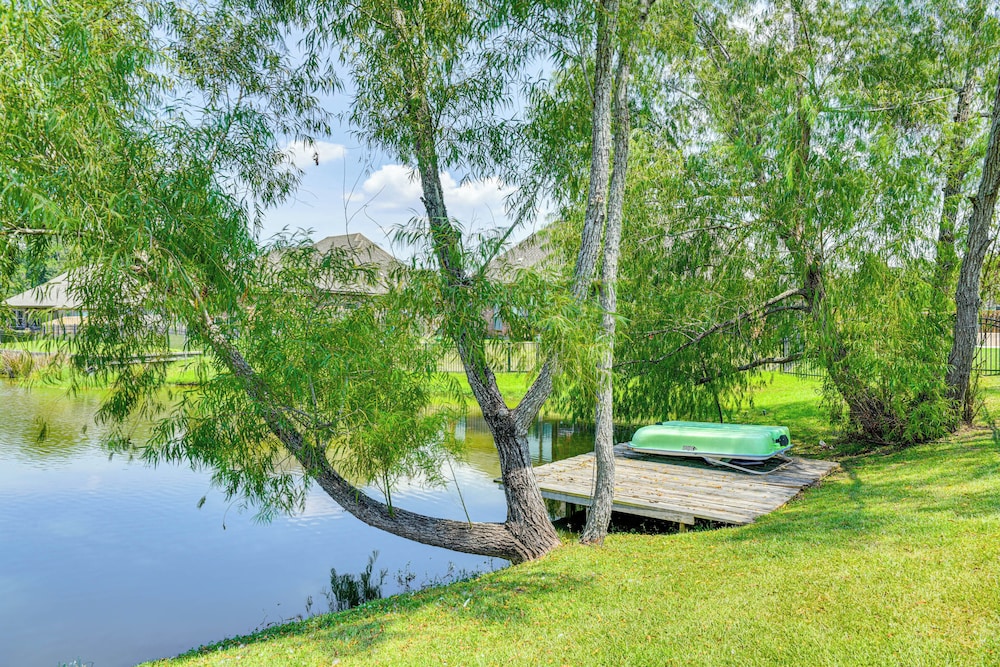 Fenced-in Yard & Pond Views: Home 18 Mi to Lsu!