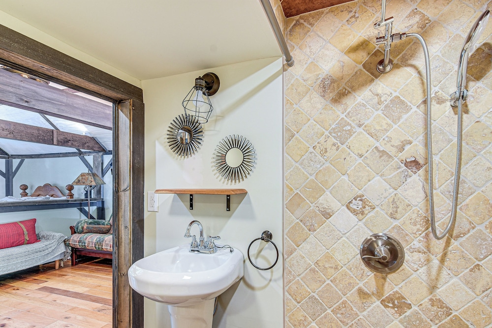 Creekside Milford Studio w/ Gas Grill + Mtn Views!