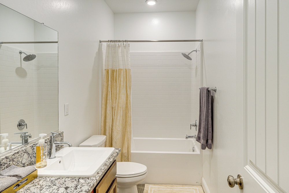 9 Mi to Dtwn Bakersfield: Pet-friendly Home