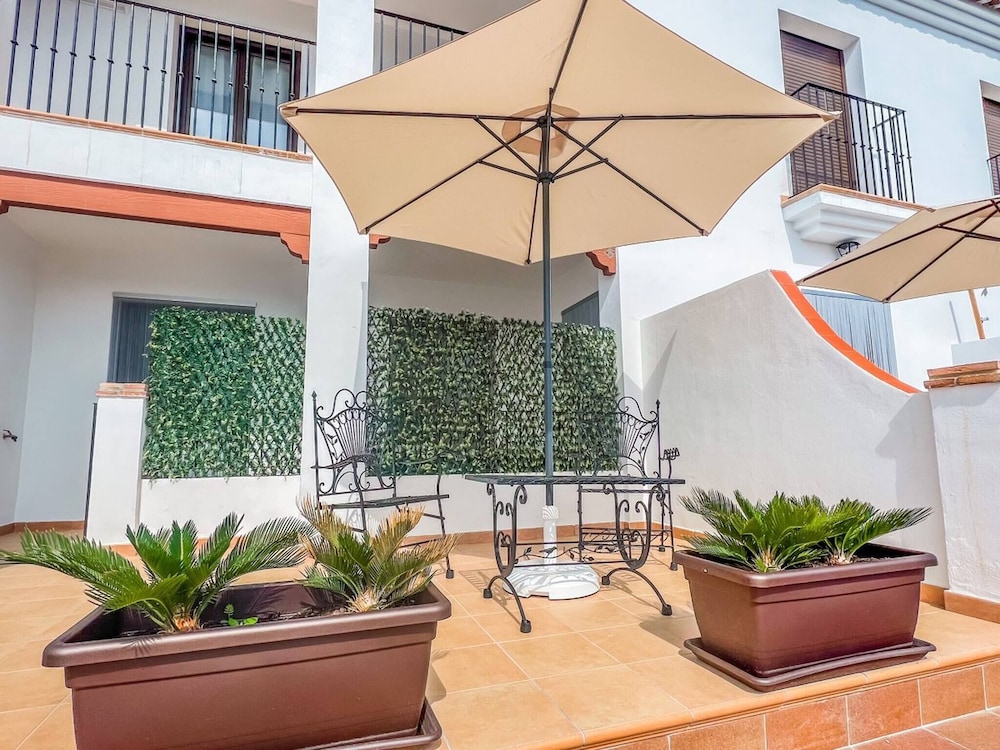 Modern Two Bedroom Apartment With Pool