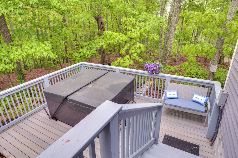 Cozy Couple's Retreat w/ Hot Tub in Smithville!