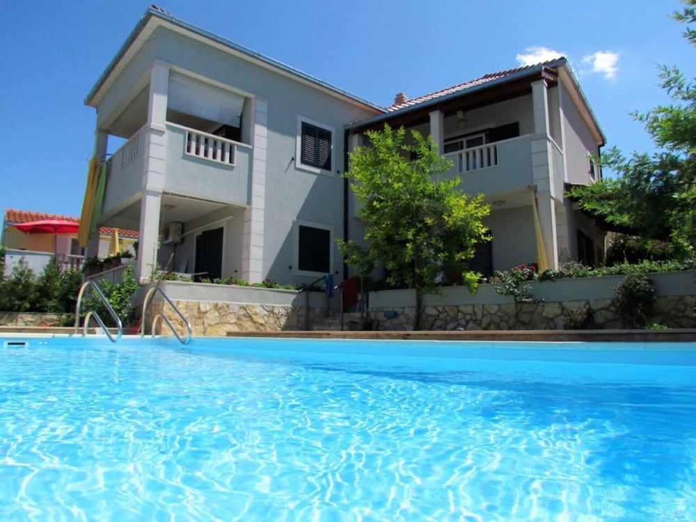 4 Bed Villa Sleeps 9 - Pool, Pets, Garden, Parking view 2