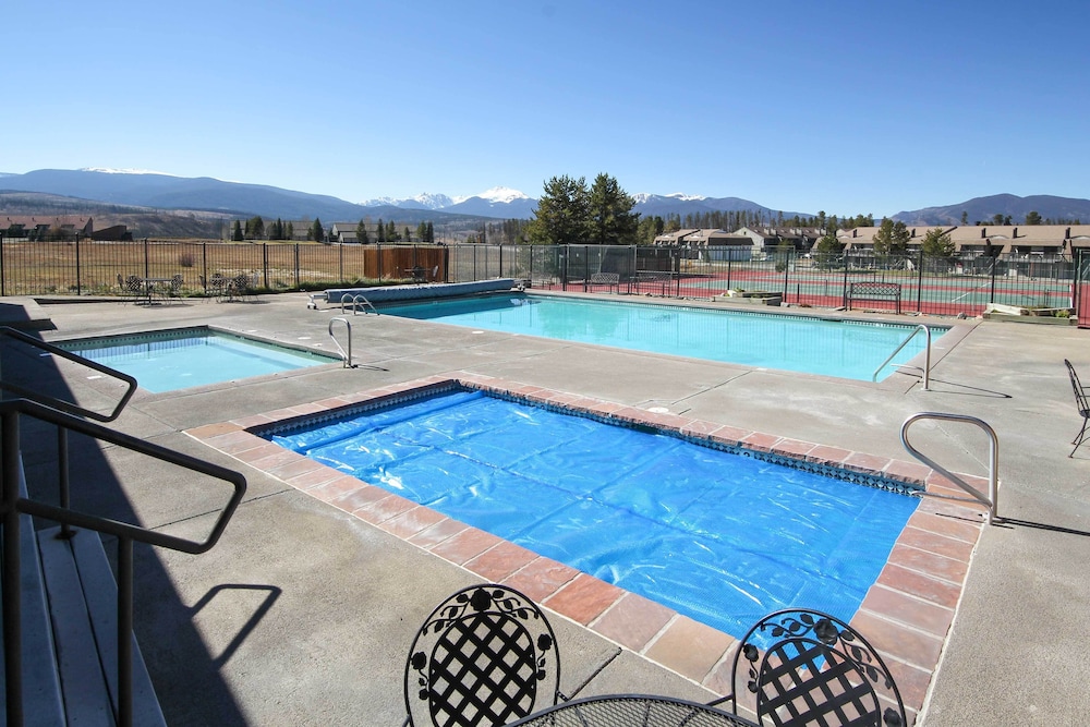 Condo w/ Balcony & Views - Steps to Ski Shuttle! view 5