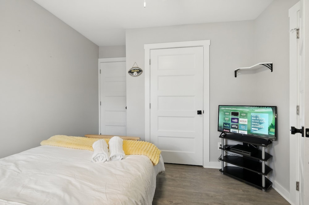 Cozy Historic Row Home- Near Stadiums! 3 Bedroom Home