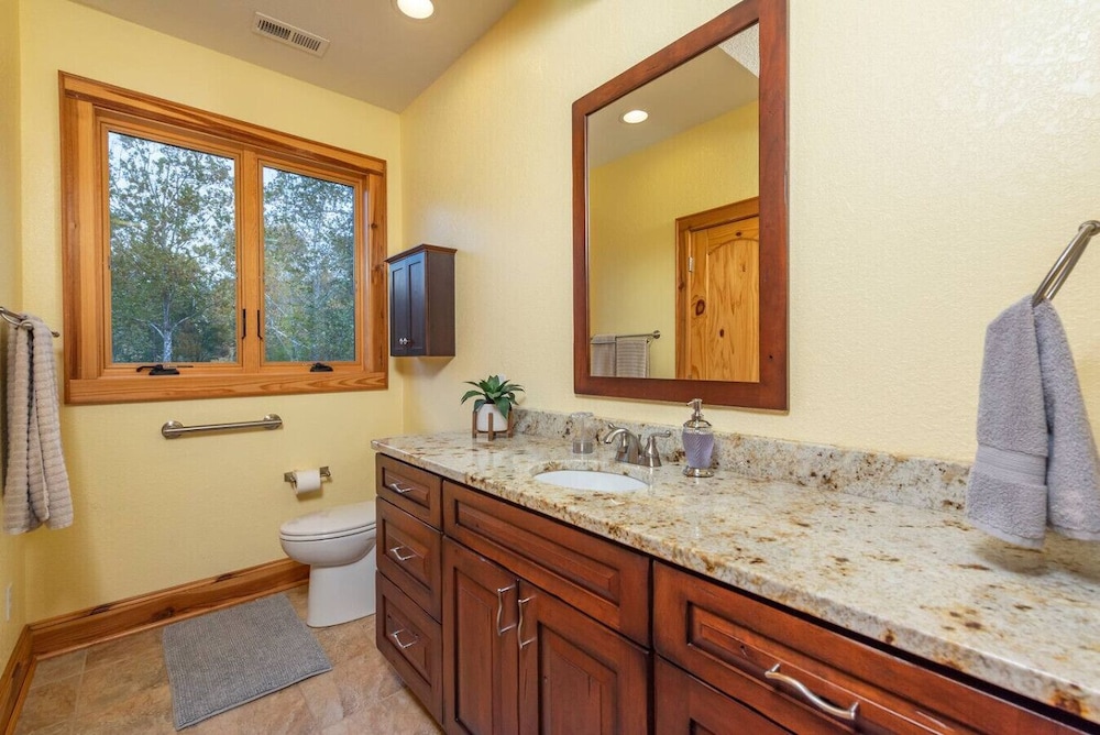 Luxe Riverfront Escape Mtn Views Pickleball Ct