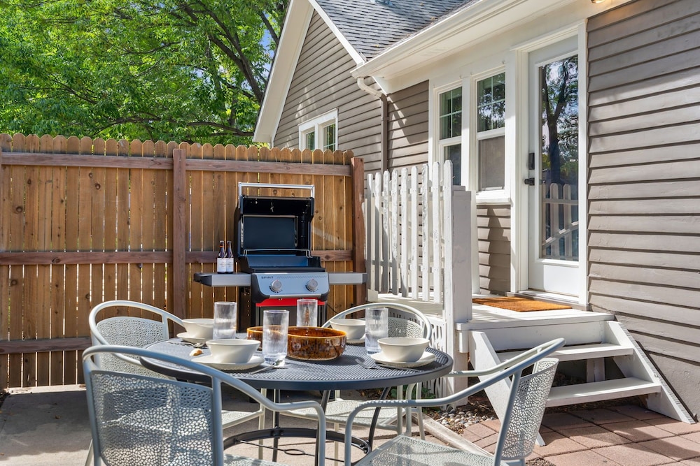 Shade Tree Bungalow Old Town, Yard & Garage