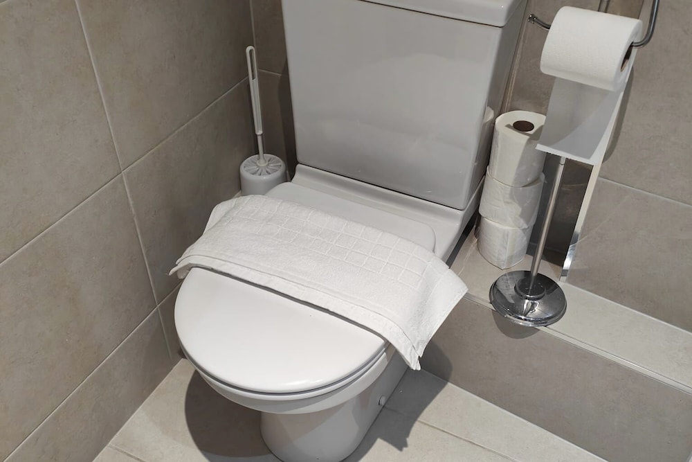 Leeds 3 Bed En-suites Apartment Retreat- Sleeps 9