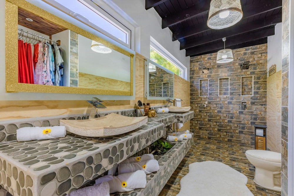 Private Retreat w 5 BR Spa Pool Jacuzzi