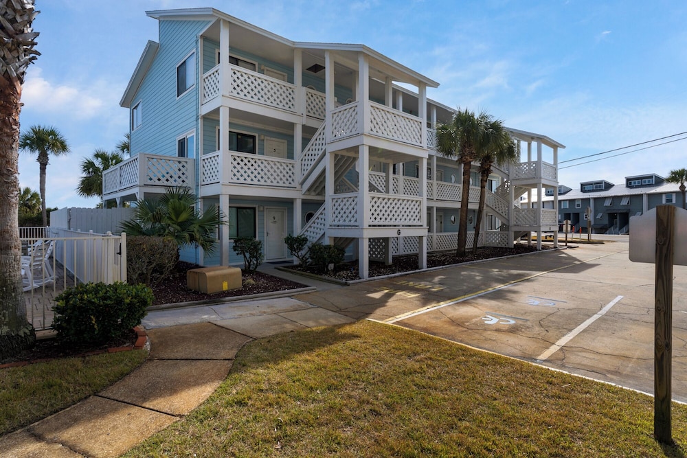 Sand Castles West A4: Steps to Beach, Pools, Private Balcony & More!