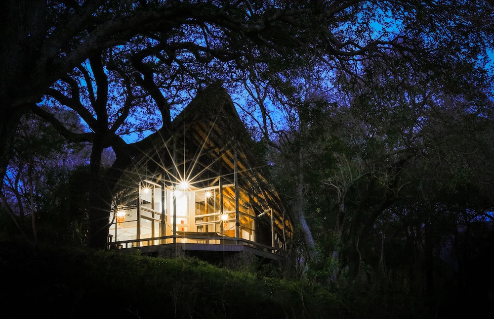 Hotel Amakhosi Safari Lodge and SPA - Image 1