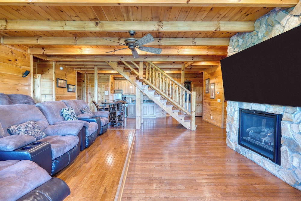 Luxury Cabin w/ Elevator, Theater & Hot Tub Near Dollywood Smoky Vista Lodge