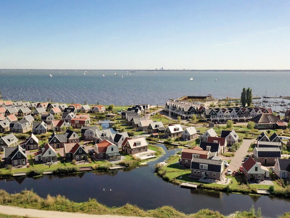 Spacious Holiday Home on Markermeer near Amsterdam