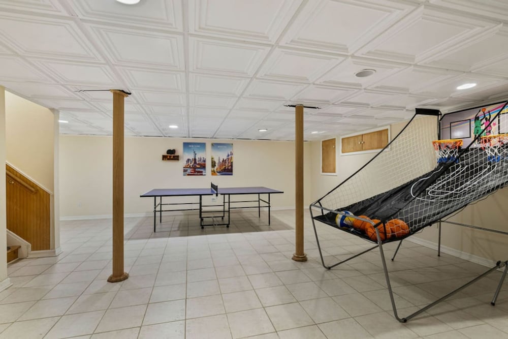 Peaceful Mini Mansion Sleeps 18