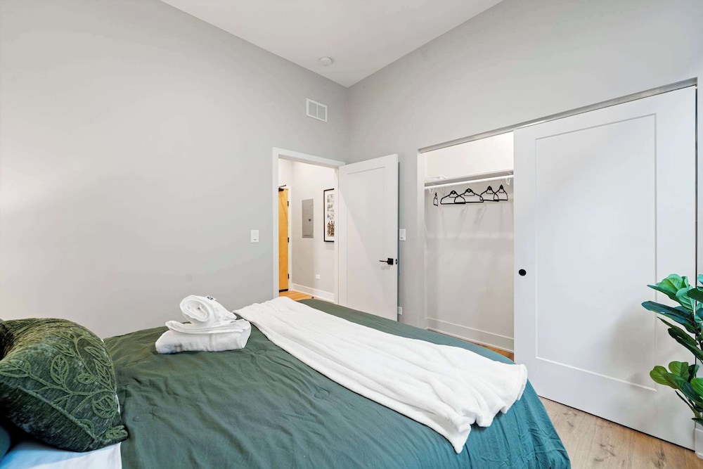 Edgewater Gem Stylish 2BR Apartment Near Lake