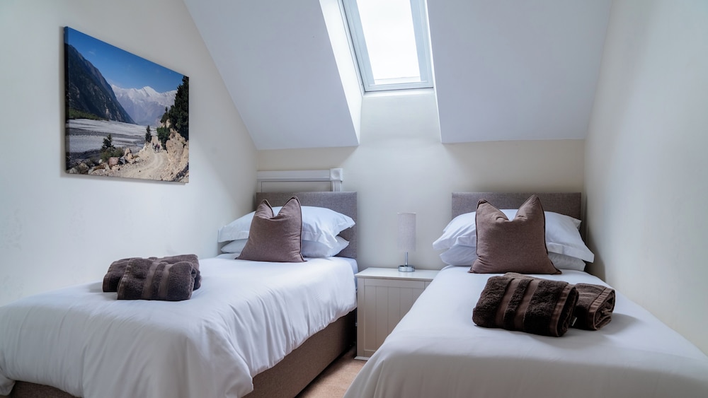Superb 4BD Stay in Wyton and Houghton Village