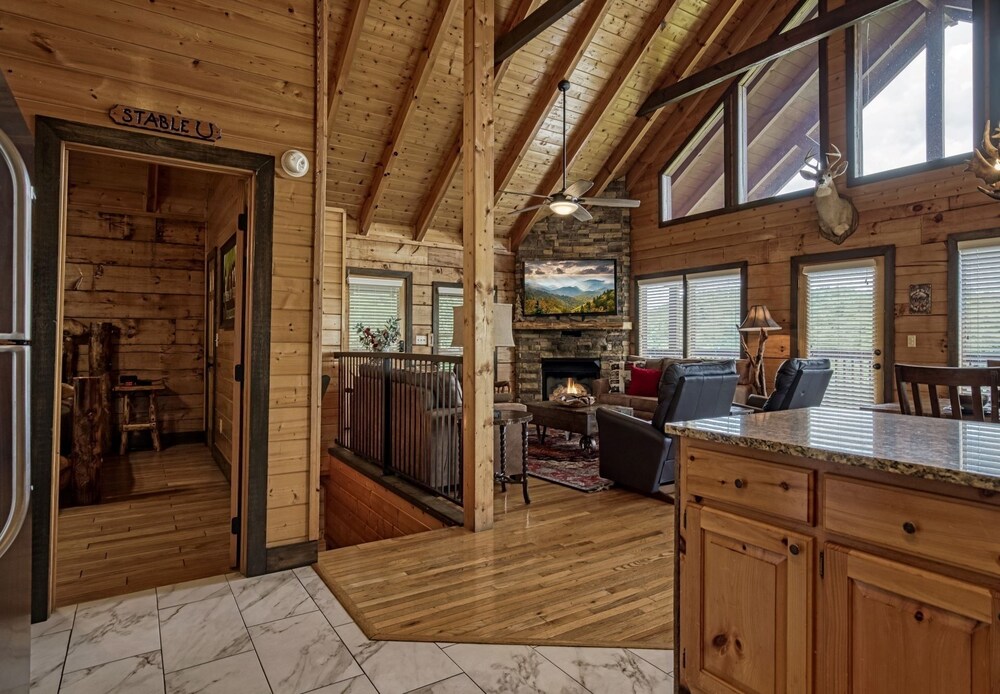 Ern858 - Eagles On High - Great Location! Close To All The Action! 3 Bedroom Cabin by RedAwning view 5