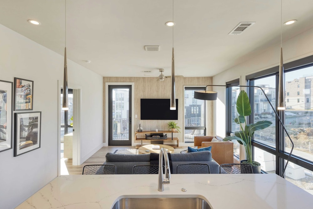 2 Units in Walkable Midtown Location, Gym+pool Honkey-tonk & Muse by Avantstay