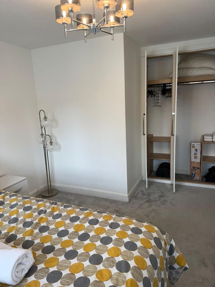 High END Spacious 4 Bed House - Free Parking