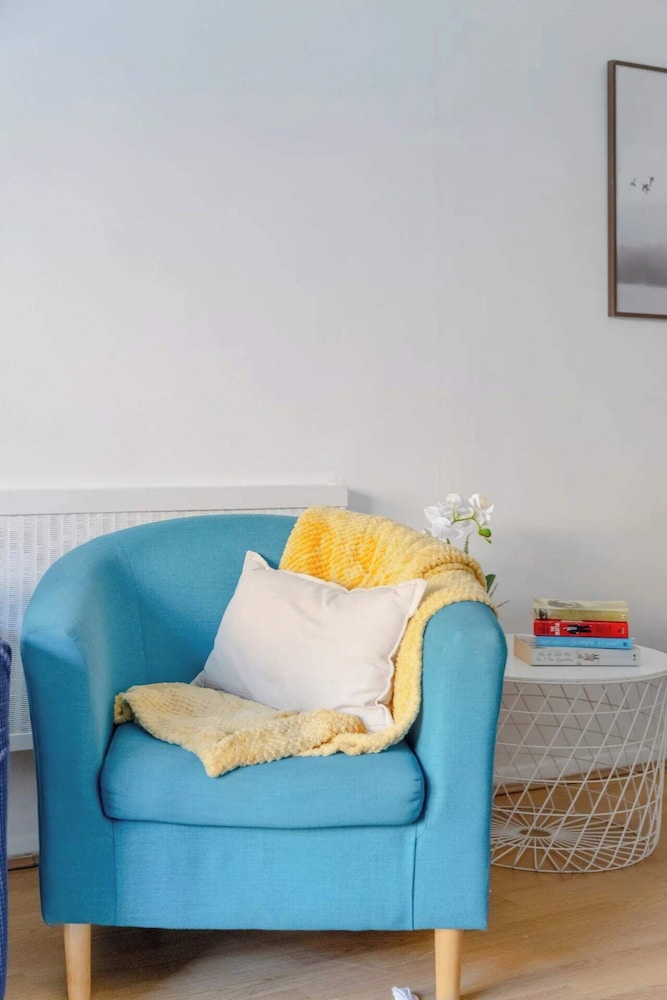 Lovely 4 Bed House w Garden, 1 Stop to Waterloo