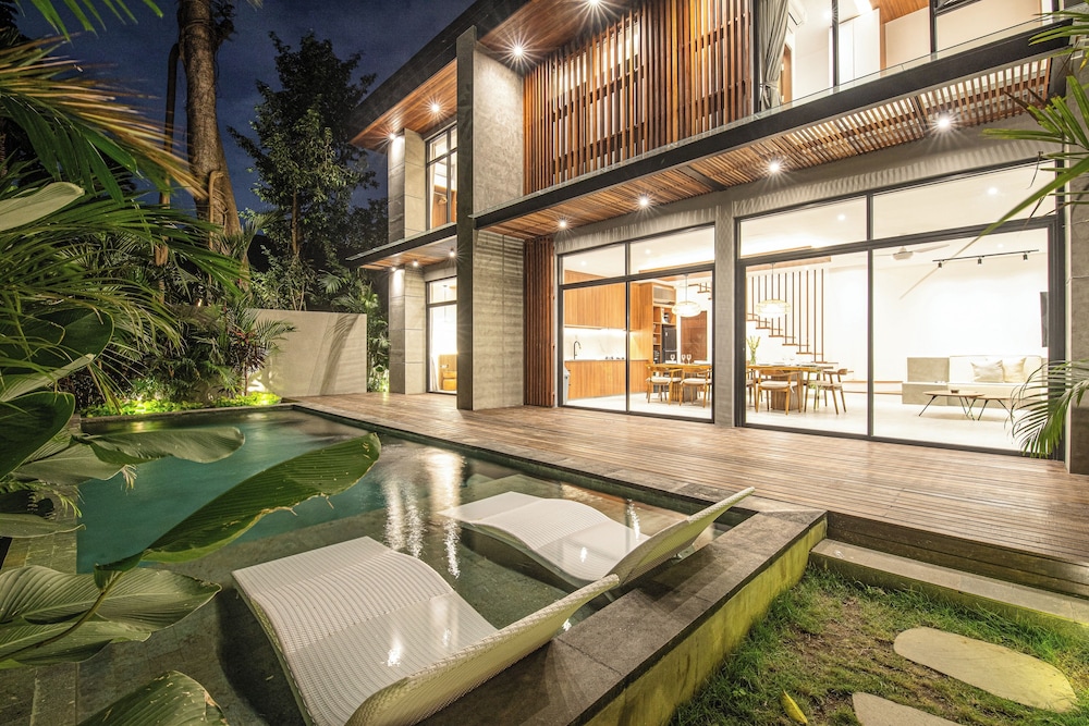 Exquisite 5BR Modern Villa 400m From the Ocean
