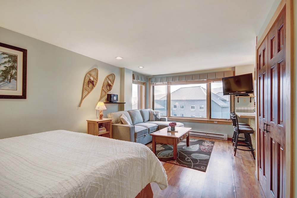Ge At Breckenridge Peak 9 Inn, Liftside 402 Studio Bedroom Condo by RedAwning view 3