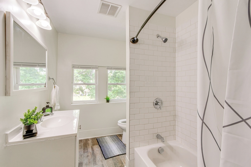 6 Mi to Ohio State: Walkable Home in S Columbus!