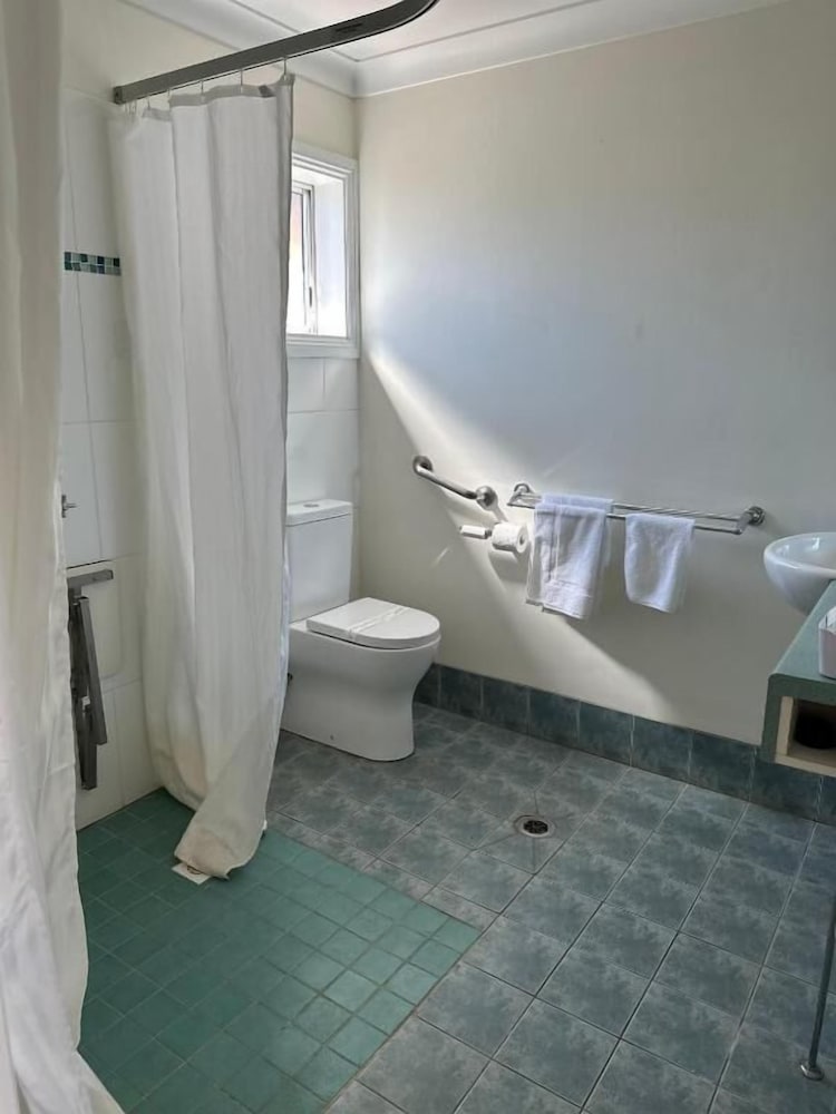 Colonial motor inn