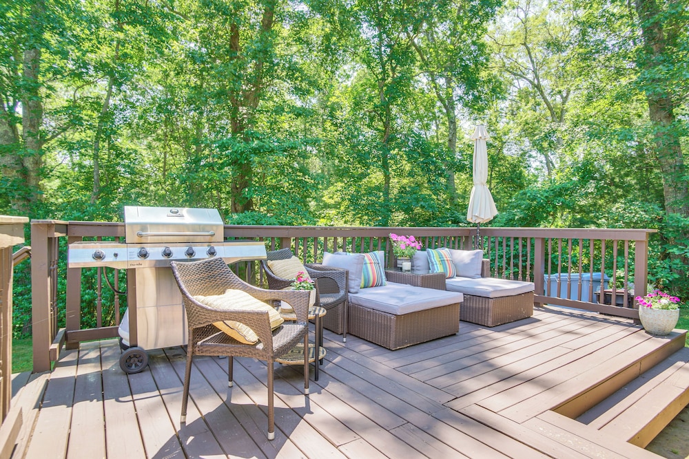 Charming Cape Cod Cottage: 4 Mi to Bristol Beach!