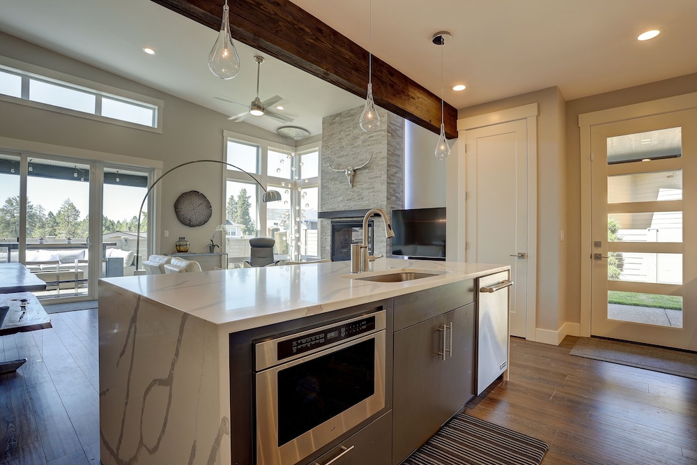 Ruby Peak *30 Day Minimum 4 Bedroom Home by RedAwning