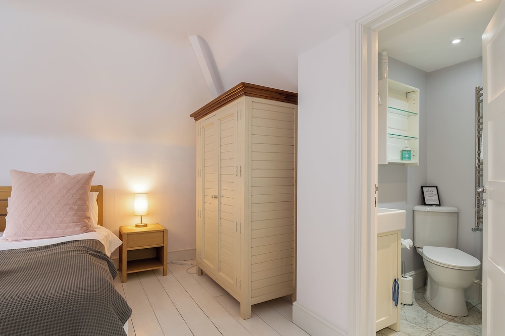 Stunning 5 Bed in the Centre of Bourton view 4