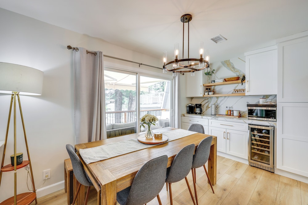 Walk to The Village Shops/eats: Big Bear Lake Home